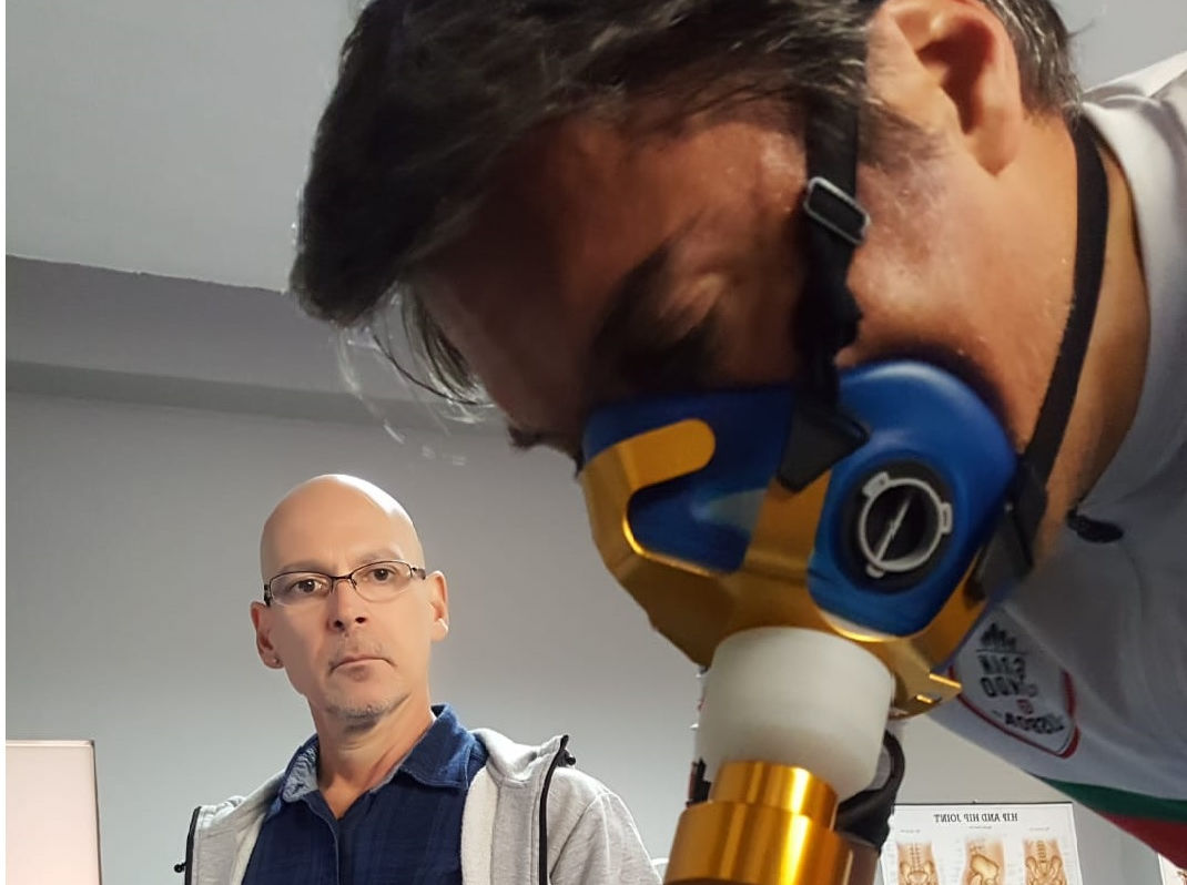 Ciclista com máscara de análise de gases durante teste de VO2 no cicloergômetro